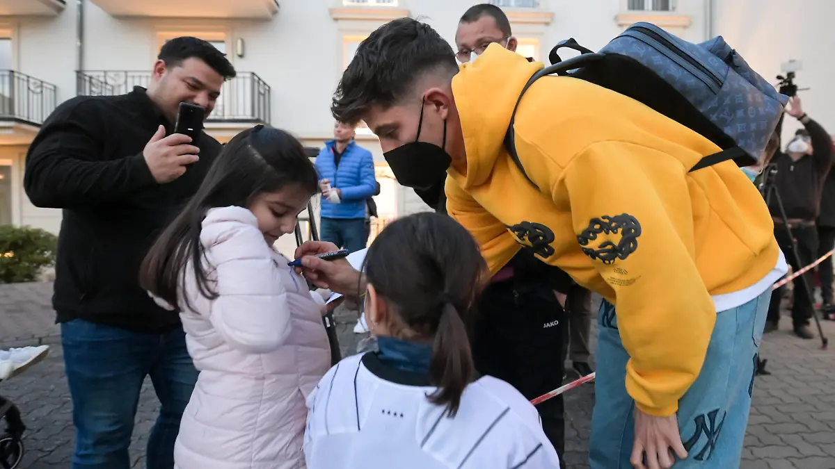 Fußball: Nationalmannschaft, vor den Länderspielen gegen Israel und die Niederlande, Ankunft der Spieler im Teamhotel. Kai Havertz schreibt Mihrimah ein Autogramm auf die Jacke, ihre Schwester Zümra schaut zu.