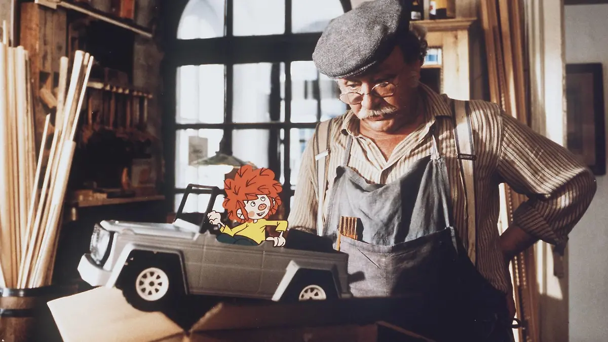 MEISTER EDER UND SEIN PUMUCKL / Das Spielzeugauto / Pumuckl hat es sich im Spielzeugauto von Meister Eder GUSTL BAYRHAMMER bequem gemacht. / EM-0-56812 / , 05DFAPumuckl / Überschrift: MEISTER EDER UND SEIN PUMUCKL / D 1988 Copyright: KPA AUFNAHMEDATUM GESCHÄTZT UnitedArchives00888252