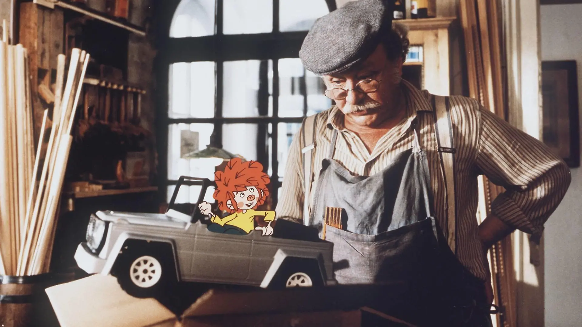  MEISTER EDER UND SEIN PUMUCKL / Das Spielzeugauto / Pumuckl hat es sich im Spielzeugauto von Meister Eder GUSTL BAYRHAMMER bequem gemacht. / EM-0-56812 / , 05DFAPumuckl / Überschrift: MEISTER EDER UND SEIN PUMUCKL / D 1988 Copyright: KPA AUFNAHMEDATUM GESCHÄTZT UnitedArchives00888252