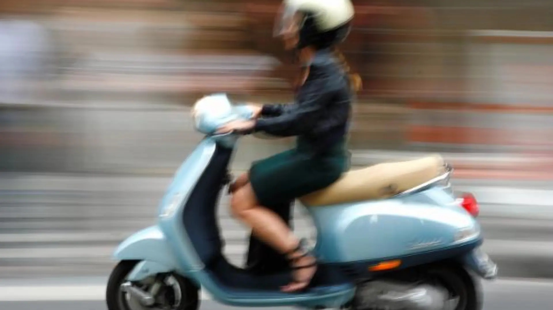 Eine junge Frau fährt Motorroller in den Straßen von Paris. Aufnahme vom 21.06.2006. Foto: Timo Jaakonaho +++(c) dpa - Report+++