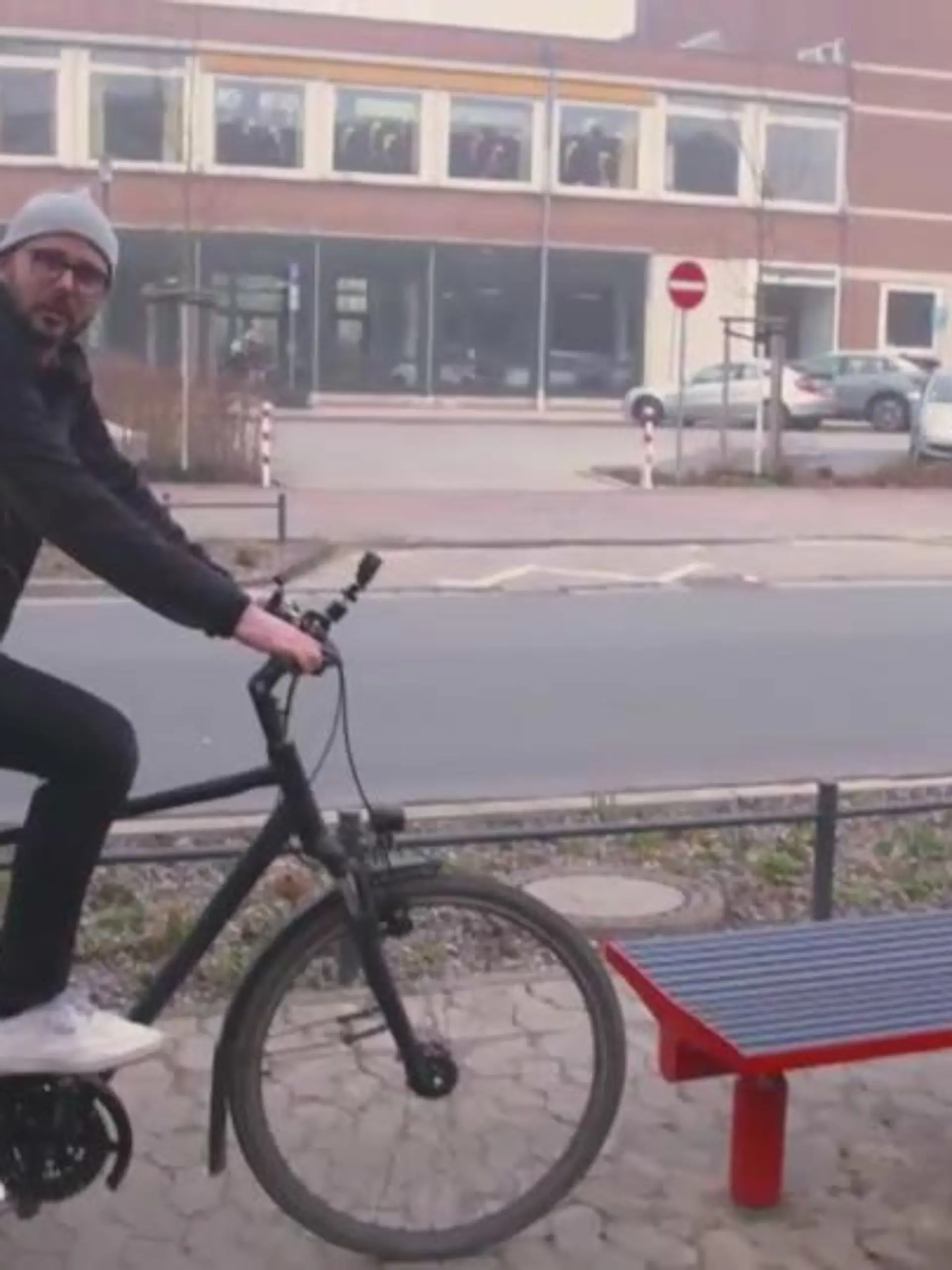 Reporter Malte von der Brelie auf Radweg in Langenhagen.