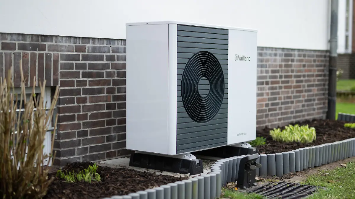 ARCHIV - 22.04.2023, Niedersachsen, Rotenburg: Eine Wärmepumpe der Firma Vaillant vom Typ «aroTHERM plus» ist an einem Einfamilienhaus zu sehen. Die Heizungshersteller in Deutschland haben im ersten Quartal so viele Heizungen verkauft wie schon lange nicht mehr in einem Frühjahr. (zu dpa «Heizungsindustrie verzeichnet Boom bei Heizungsverkäufen») Foto: Daniel Reinhardt/dpa +++ dpa-Bildfunk +++