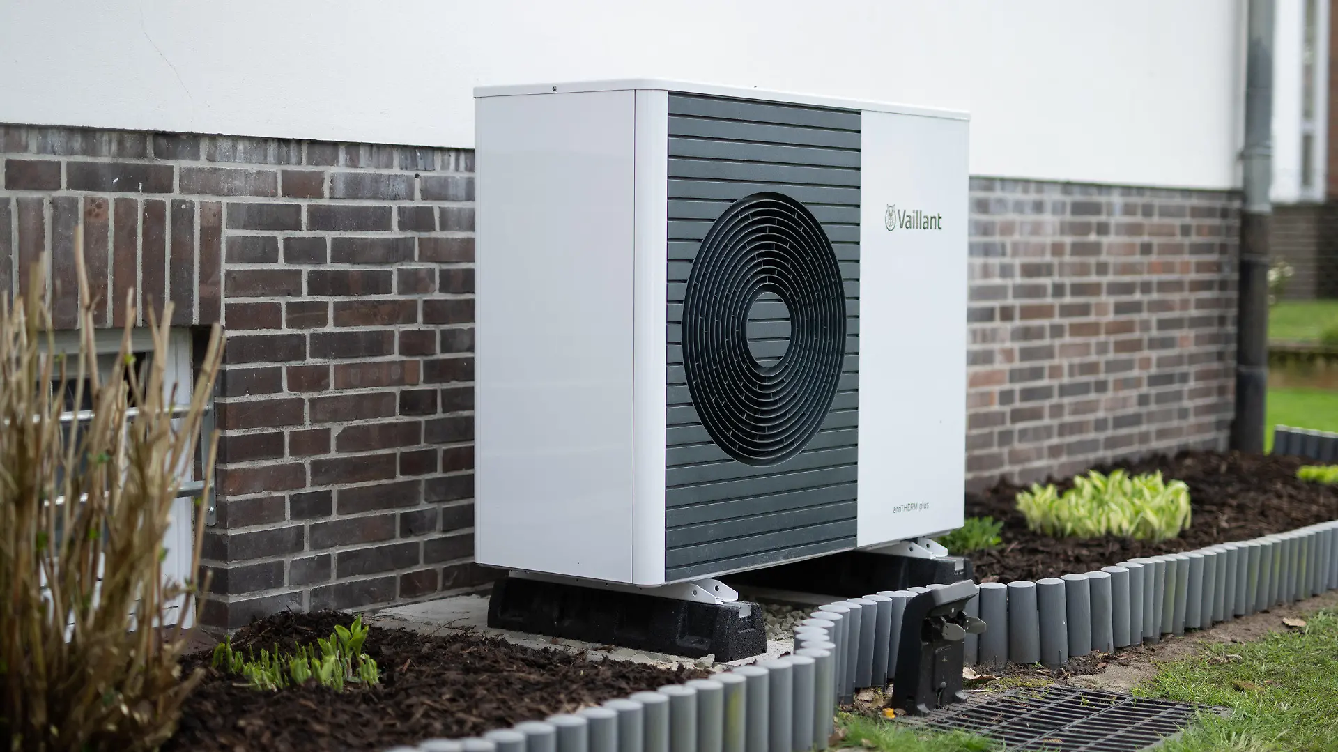 ARCHIV - 22.04.2023, Niedersachsen, Rotenburg: Eine Wärmepumpe der Firma Vaillant vom Typ «aroTHERM plus» ist an einem Einfamilienhaus zu sehen. Die Heizungshersteller in Deutschland haben im ersten Quartal so viele Heizungen verkauft wie schon lange nicht mehr in einem Frühjahr. (zu dpa «Heizungsindustrie verzeichnet Boom bei Heizungsverkäufen») Foto: Daniel Reinhardt/dpa +++ dpa-Bildfunk +++
