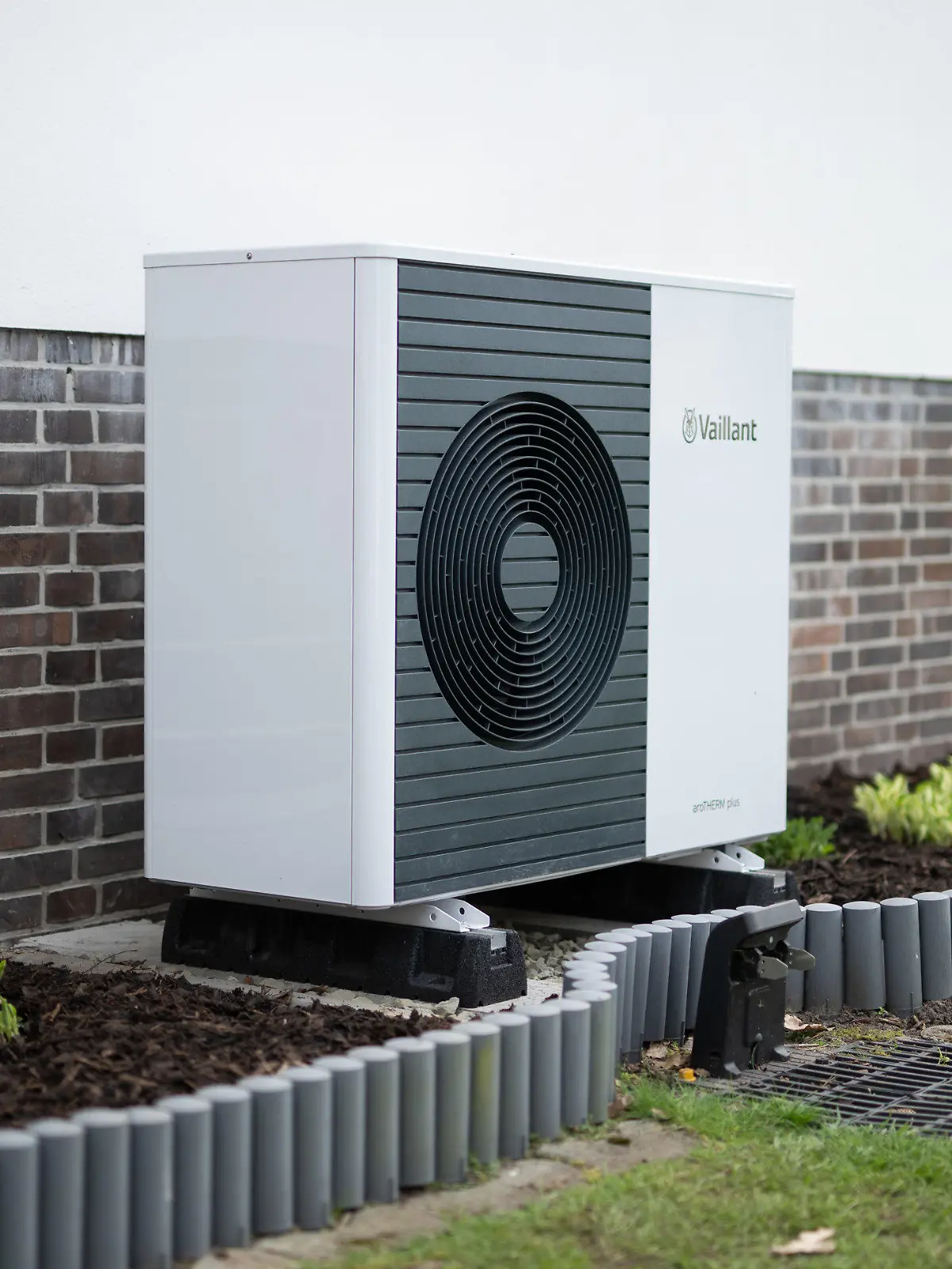 ARCHIV - 22.04.2023, Niedersachsen, Rotenburg: Eine Wärmepumpe der Firma Vaillant vom Typ «aroTHERM plus» ist an einem Einfamilienhaus zu sehen. Die Heizungshersteller in Deutschland haben im ersten Quartal so viele Heizungen verkauft wie schon lange nicht mehr in einem Frühjahr. (zu dpa «Heizungsindustrie verzeichnet Boom bei Heizungsverkäufen») Foto: Daniel Reinhardt/dpa +++ dpa-Bildfunk +++