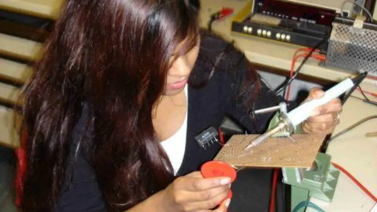 Irene 2005/2006 während ihres Elektrotechnikstudiums im Projektlabor der Technischen Universität Berlin.