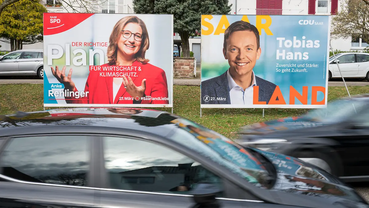 ARCHIV - 24.02.2022, Saarland, St. Ingbert: Auf Aufstellern an einer Straße sind Plakate der Spitzenkandidaten der SPD, Anke Relinger, und der CDU, Tobias Hans, für die saarländische Landtagswahl zu sehen. Das Saarland wählt am 27. März einen neuen Landtag. (zu dpa «Saarland vor spannender Landtagswahl - Machtwechsel möglich») Foto: Oliver Dietze/dpa +++ dpa-Bildfunk +++