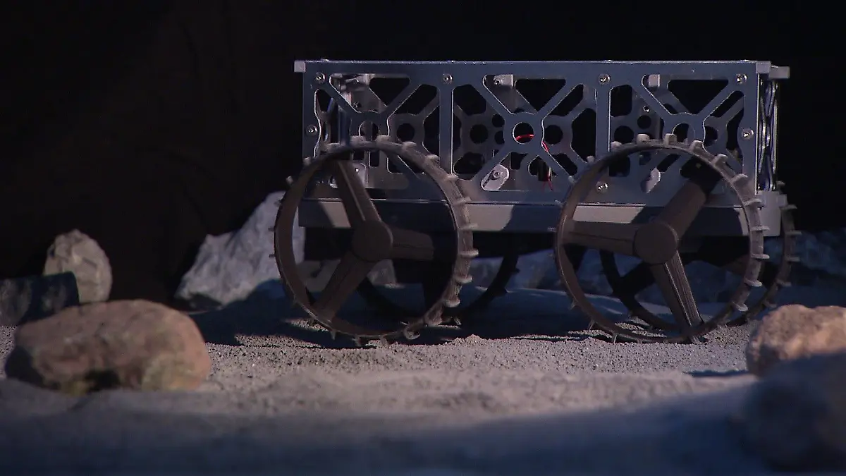Das Modell des Mond Rovers wird bereits auf einer künstlichen Mondlandschaft getestet.