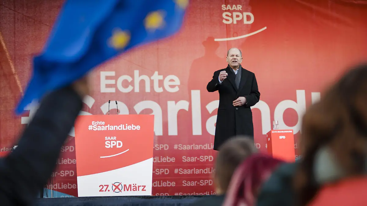  Olaf Scholz SPD, Bundeskanzler, aufgenommen im Rahmen einer Gemeinsame Kundgebung mit Anke Rehlinger, Stellvertretende Ministerpraesidentin des Saarlandes und Spitzenkandidatin der Saar-SPD in Neunkirchen, am 27.03.2022 sind im Saarland Landtagswahl. 18.03.2022. Neunkirchen Deutschland *** Olaf Scholz SPD , Federal Chancellor, taken at a joint rally with Anke Rehlinger, Deputy Prime Minister of Saarland and top candidate of the Saar SPD in Neunkirchen, on 27 03 2022 are in Saarland state elections 18 03 2022 Neunkirchen Germany Copyright: xFelixxZahn/photothek.netx