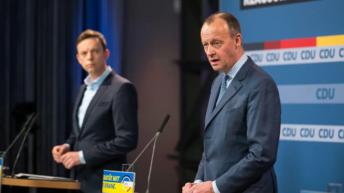 05.03.2022, Saarland, St. Ingbert: Tobias Hans (CDU, l), Ministerpräsident des Saarlandes, und Friedrich Merz, CDU-Vorsitzender, geben nach der Klausurtagung des CDU-Bundesvorstandes eine Pressekonferenz. An den Rednerpulten steht neben dem CDU-Logo "Solidarität mit der Ukraine". Foto: Oliver Dietze/dpa +++ dpa-Bildfunk +++