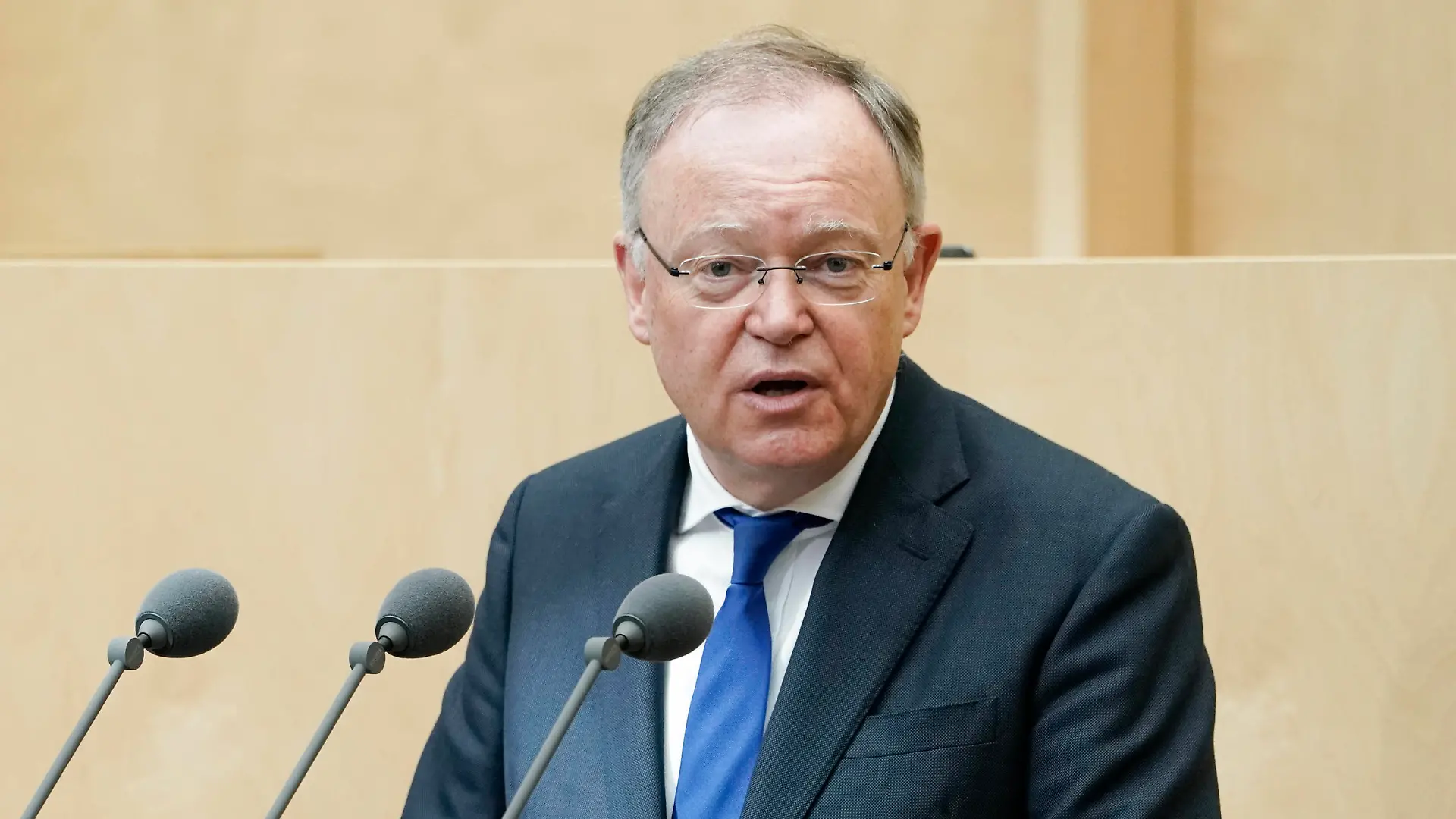 1017. Bundesratsitzung in Berlin Aktuell, 11.03.2022, Berlin, Ministerpraesident Stephan Weil SPD von Niedersachsen im Plenarsaal bei seiner Rede bei der 1017.Sitzung im Bundesrat in Berlin Berlin Berlin Deutschland *** 1017 Bundesrat session in Berlin Current, 11 03 2022, Berlin, State Premier Stephan Weil SPD of Lower Saxony in the plenary hall during his speech at the 1017 session in the Bundesrat in Berlin Berlin Germany