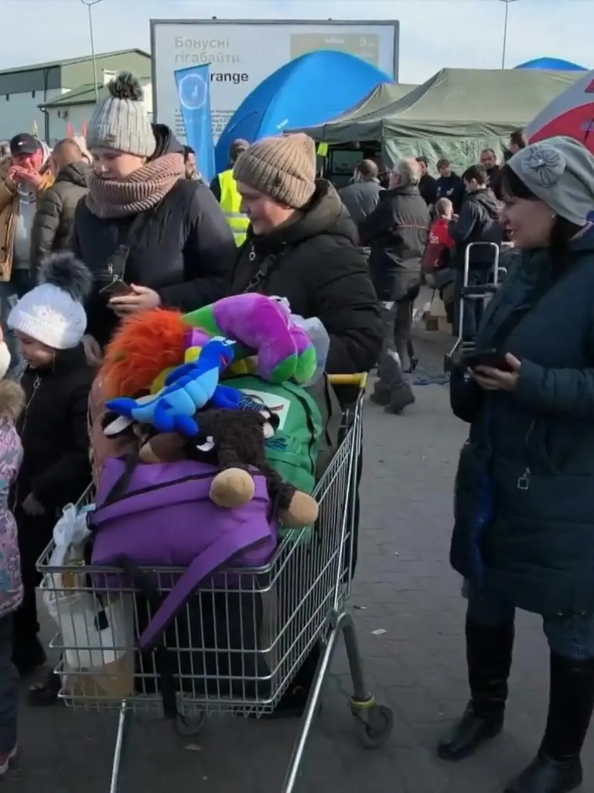 Noch immer flüchten tausende Menschen vor der Krieg in der Ukraine. Darunter auch Natasha und ihr Sohn Ivan. An den Grenzgebieten helfen Organisationen wo sie nur können, doch vor allem der Mangel an Medizin und Lebensmitteln macht den Helfern zu schaffen.