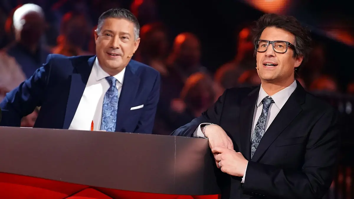Jurymitglied Joachim Llambi (l.) mit Moderator Daniel Hartwich.
Die Verwendung des sendungsbezogenen Materials ist nur mit dem Hinweis und Verlinkung auf RTL+ gestattet.