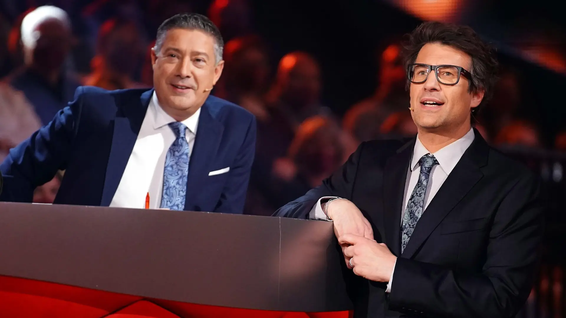 Jurymitglied Joachim Llambi (l.) mit Moderator Daniel Hartwich.
Die Verwendung des sendungsbezogenen Materials ist nur mit dem Hinweis und Verlinkung auf RTL+ gestattet.