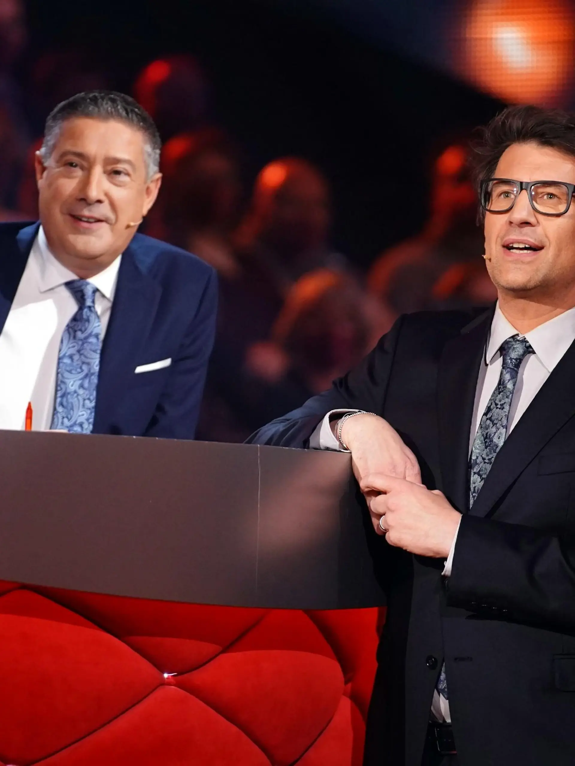 Jurymitglied Joachim Llambi (l.) mit Moderator Daniel Hartwich.

Die Verwendung des sendungsbezogenen Materials ist nur mit dem Hinweis und Verlinkung auf RTL+ gestattet.