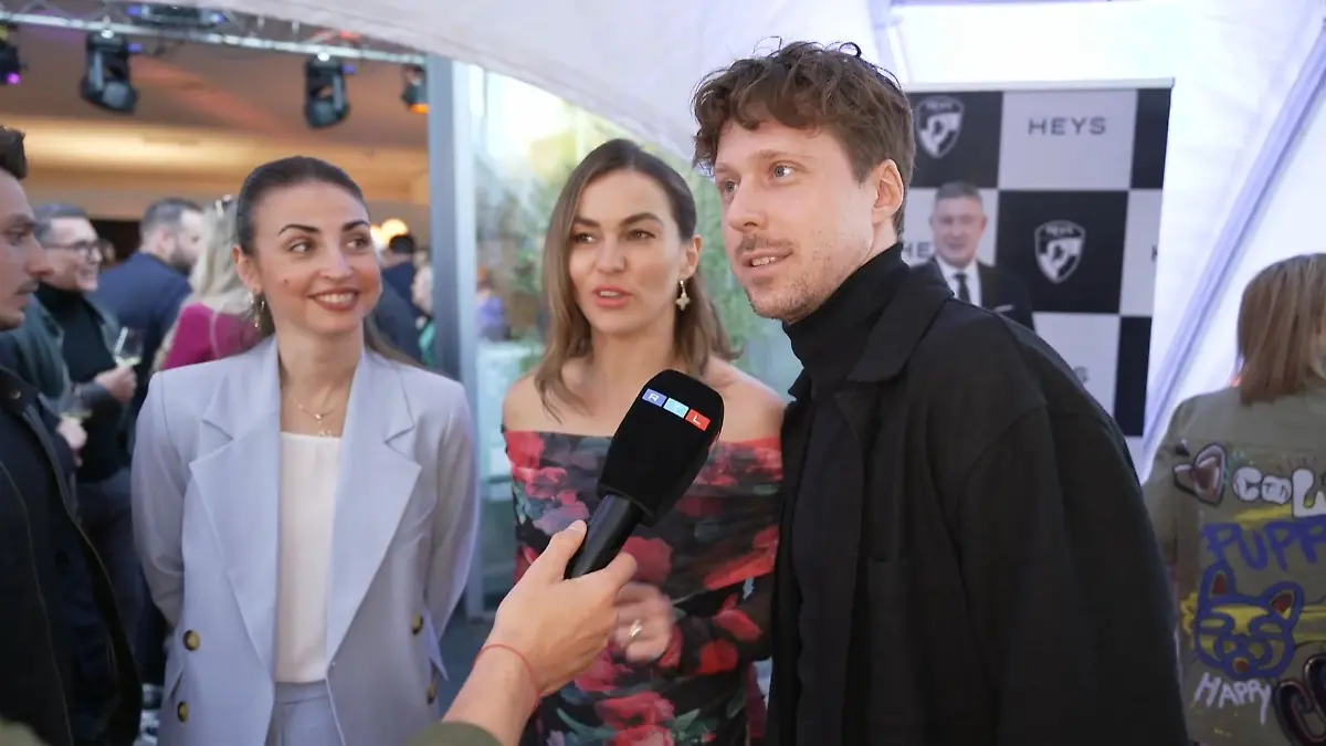 Ekaterina Leonova neben Renata und Valentin Lusin (v.l.n.r.)