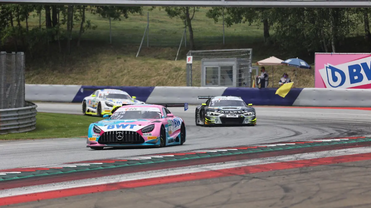 Drei Rennwagen fahren auf dem Red Bull Ring in Österreich aus einer Kurve