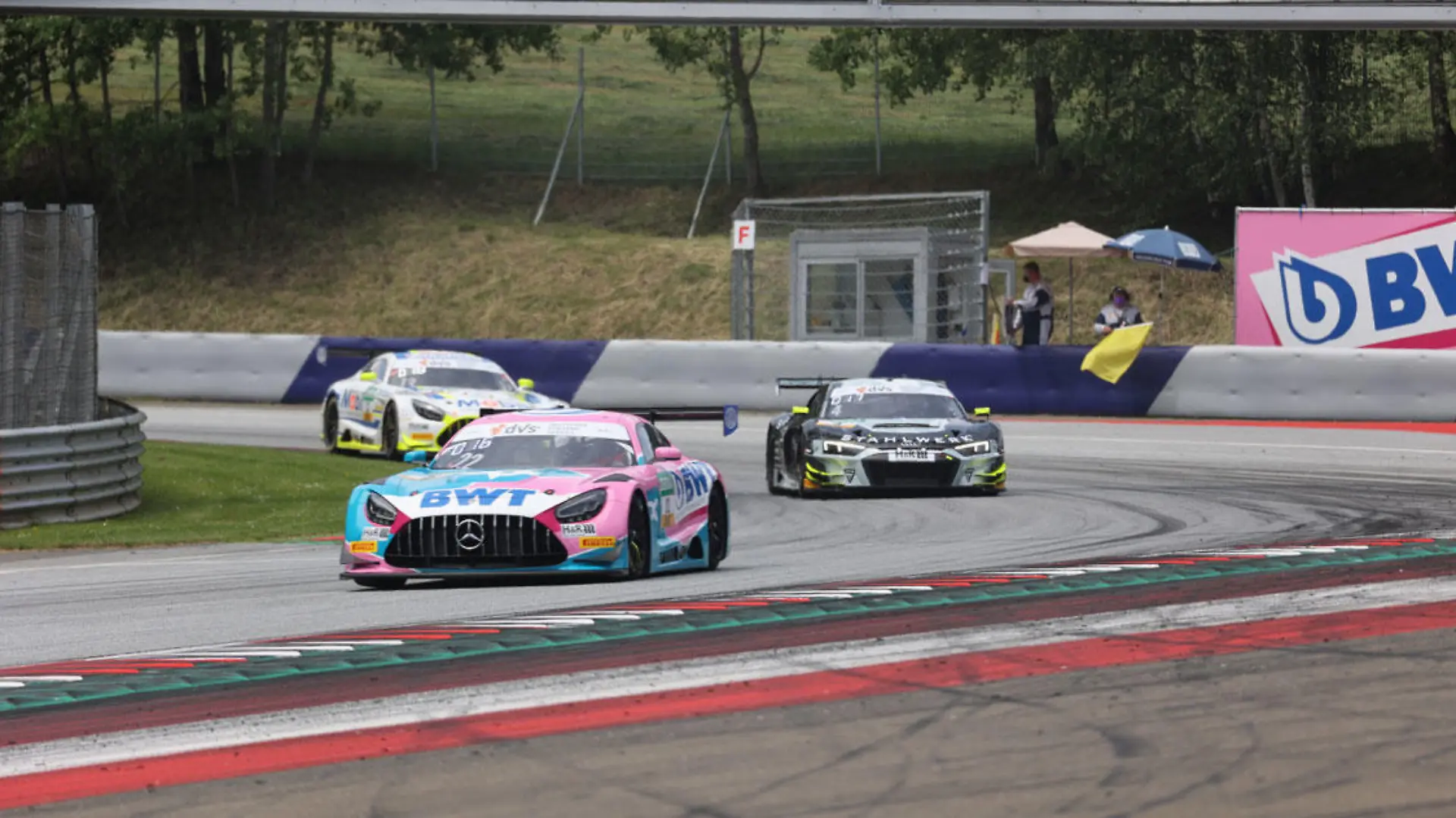 Drei Rennwagen fahren auf dem Red Bull Ring in Österreich aus einer Kurve