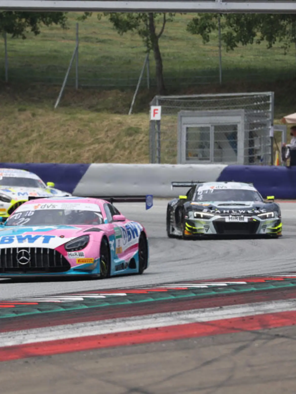 Drei Rennwagen fahren auf dem Red Bull Ring in Österreich aus einer Kurve