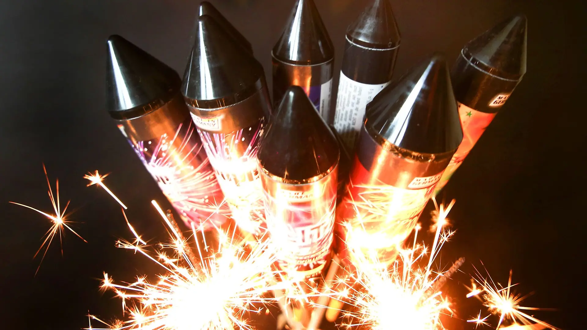 Das Hantieren mit Silvesterraketen soll eine Wiese entzündet haben. (Symbolbild)
