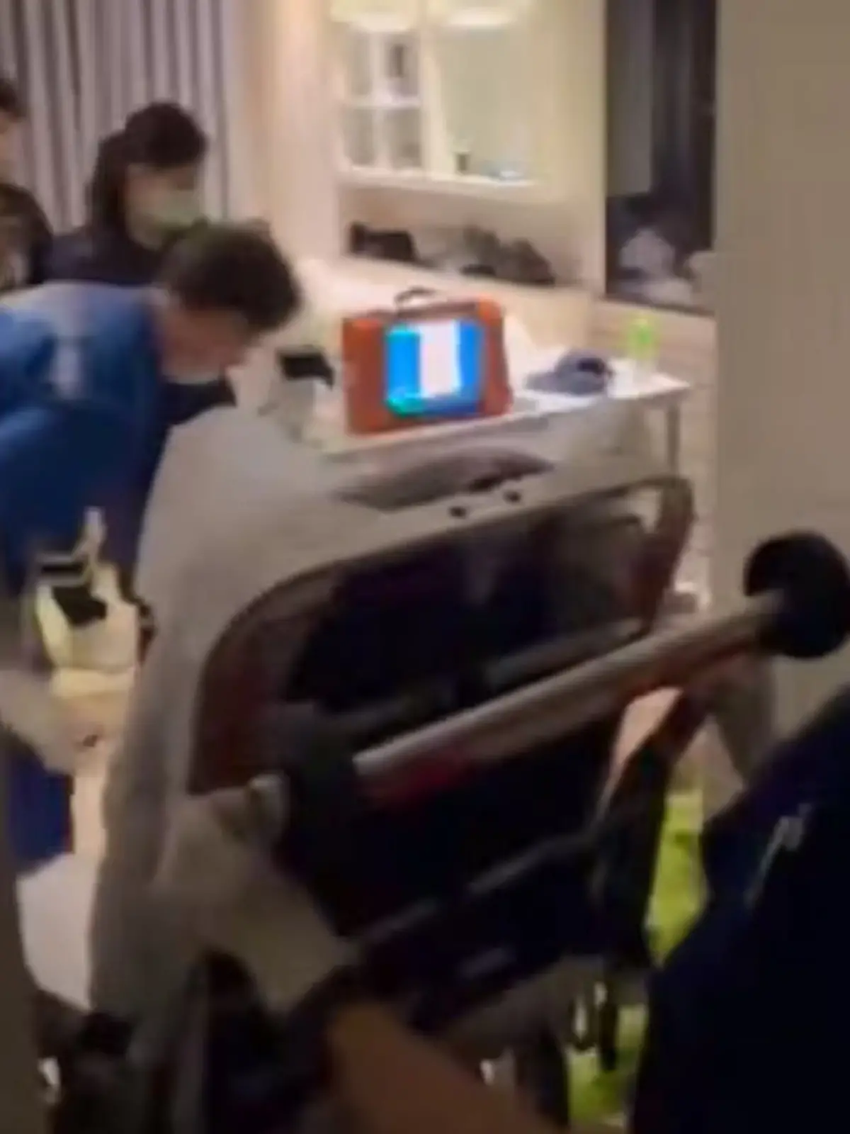 Die Polizei findet den 30-Jährigen bewusstlos mit einer Schusswunde an der Stirn.