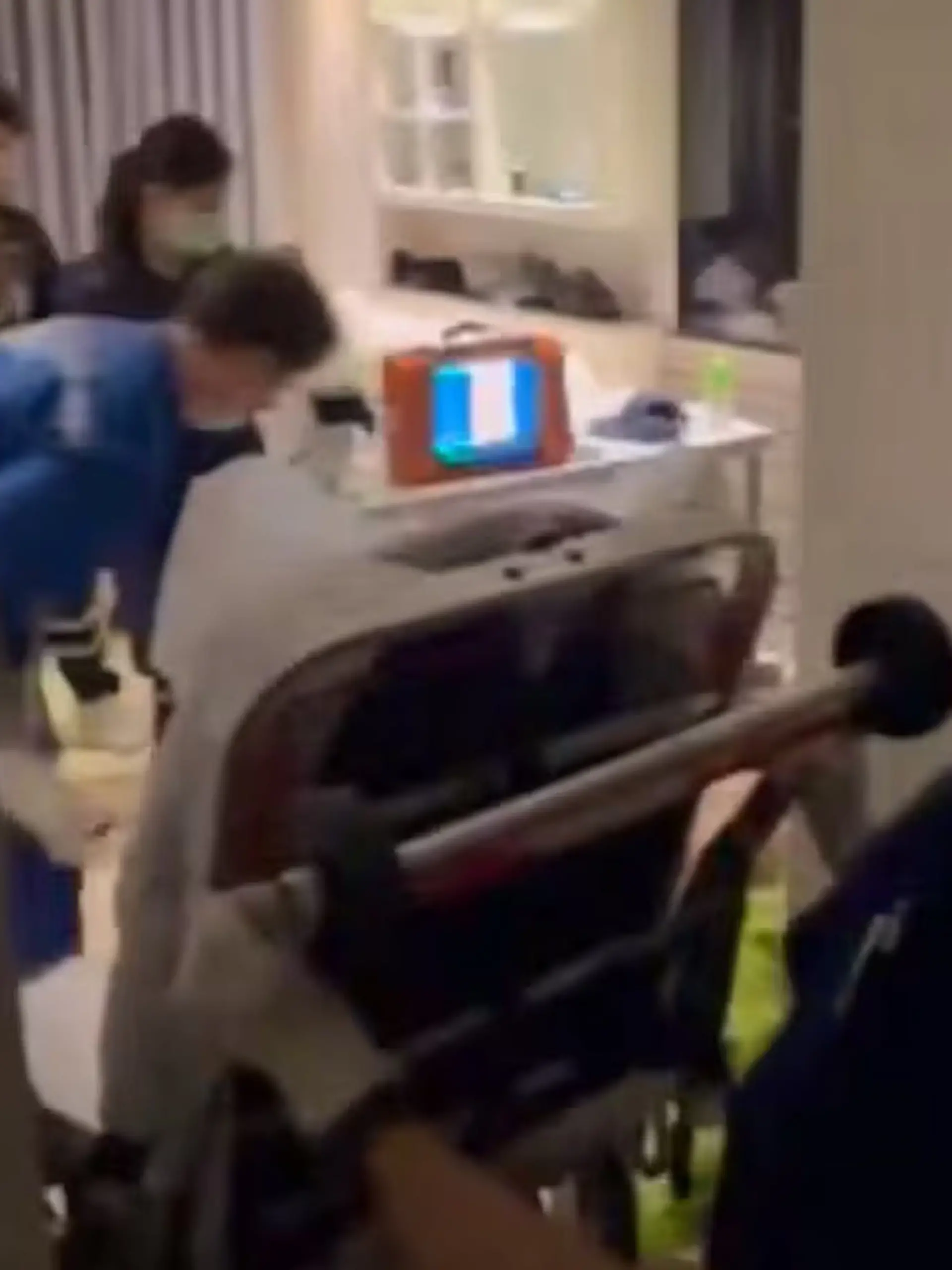 Die Polizei findet den 30-Jährigen bewusstlos mit einer Schusswunde an der Stirn.