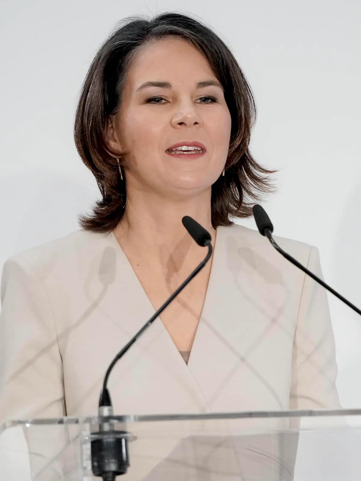  Nationale Sicherheitsstrategie im Auswaertigen Amt Aktuell, 18.03.2022, Berlin, Bundesaussenministerin Annalena Baerbock im Portrait bei ihrer Rede mit besonderer Geste bei der Veranstaltung Auf dem Weg zu einer Nationalen Sicherheitsstrategie im Auswaertigen Amt in Berlin Berlin Berlin Deutschland *** National Security Strategy in the Foreign Office Current, 18 03 2022, Berlin, Federal Minister of Foreign Affairs Annalena Baerbock in portrait during her speech with special gesture at the event Towards a National Security Strategy in the Foreign Office in Berlin Berlin Germany