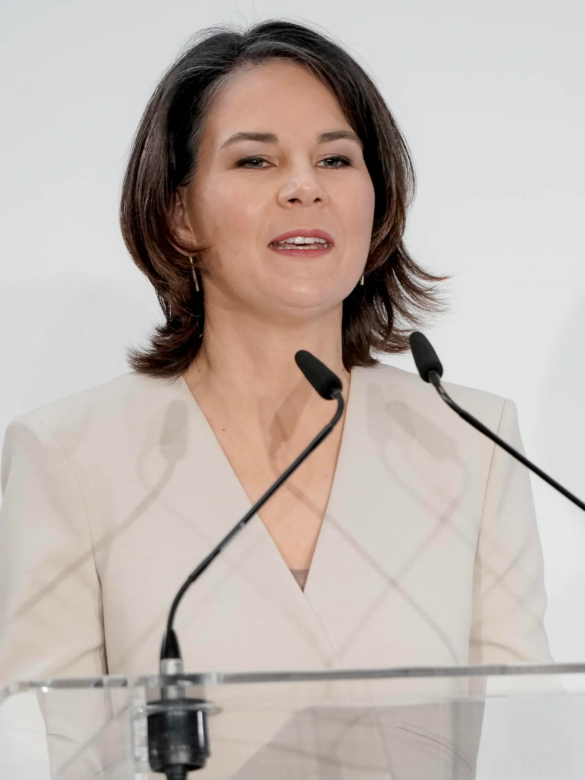  Nationale Sicherheitsstrategie im Auswaertigen Amt Aktuell, 18.03.2022, Berlin, Bundesaussenministerin Annalena Baerbock im Portrait bei ihrer Rede mit besonderer Geste bei der Veranstaltung Auf dem Weg zu einer Nationalen Sicherheitsstrategie im Auswaertigen Amt in Berlin Berlin Berlin Deutschland *** National Security Strategy in the Foreign Office Current, 18 03 2022, Berlin, Federal Minister of Foreign Affairs Annalena Baerbock in portrait during her speech with special gesture at the event Towards a National Security Strategy in the Foreign Office in Berlin Berlin Germany