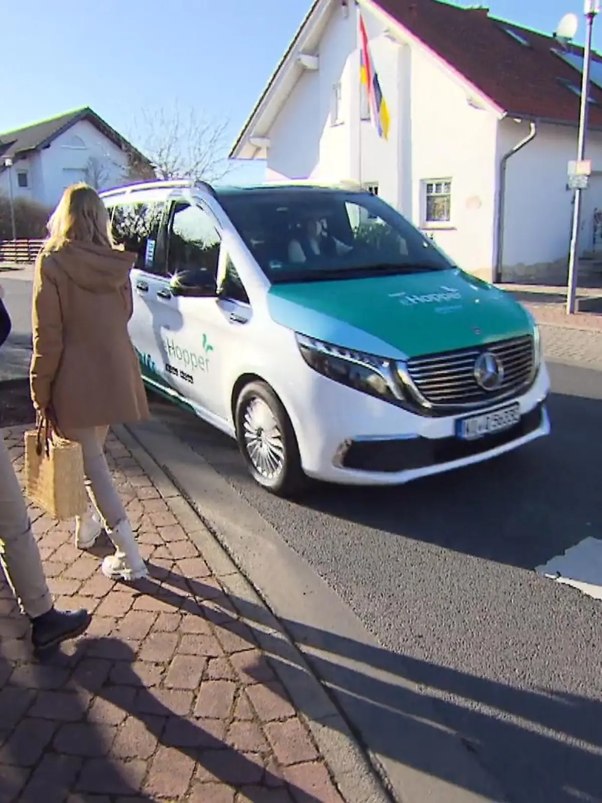 Mittagspause oder Freitagabend auf dem Land – und kein Linienbus weit und breit. Was macht man da jetzt als Bewohner im Landkreis Offenbach? Ganz einfach: Das Handy zücken und sich seinen eigenen Bus bestellen. Mehr zur innovativen und flexiblen Mobilität des Landlebens gibt’s im Video!