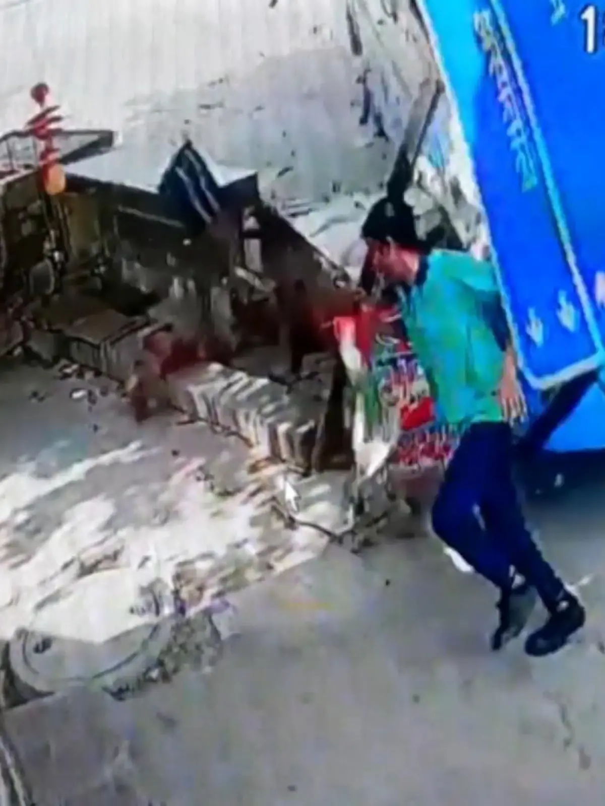 Unfassbares Glück haben zwei Männer aus Indien. Sie unterhalten sich auf der Straße als ein Bus auf sie zurast. In letzter Sekunde schaffen sie es auszuweichen.