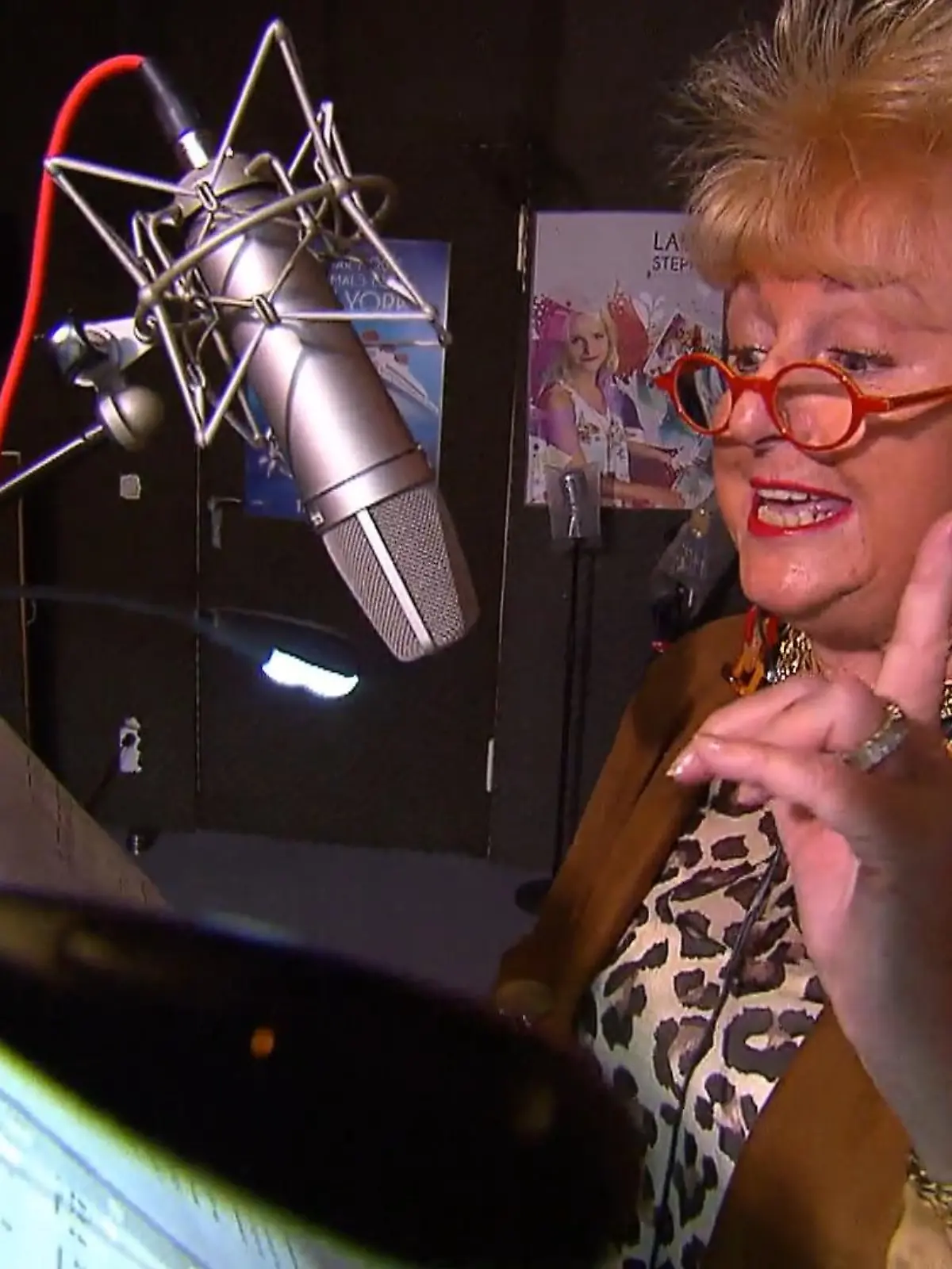 Stefanie Simon ist stolze 71 Jahre alt und arbeitet seit Jahrzehnten als Schlagersängerin auf Kreuzfahrtschiffen und Co.. Doch der Erfolg bleibt immer aus - bis jetzt! Jetzt hat sie es mit ihrem Song "Männerherzen" auf Platz 31 der internationalen iTunes-Charts geschafft.