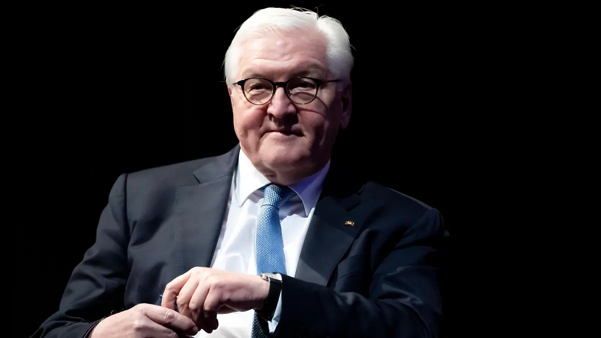 Bundespräsident Frank-Walter Steinmeier startet zu Beginn seiner zweiten Amtszeit in Altenburg, Thüringen, eine Reihe von Reisen unter dem Motto Ortszeit Deutschland Reise mit Zeit in Deutschlands Regionen, Tag 2 seiner Reise in Altenburg - Besuch einer Umbesetzungsprobe sowie Gespräch mit dem Intendanten sowie Schauspielerinnen und Schauspielern im Theaterzelt Altenburg Bundespräsident Frank-Walter Steinmeier startet zu Beginn seiner zweiten Amtszeit in Altenburg, Thüringen, eine Reihe von Reisen unter dem Motto Ortszeit Deutschland Reise mit Zeit in Deutschlands Regionen, Tag 2 seiner Reise in Altenburg - Besuch e, Altenburg Thüringen Deutschland Altenburg *** Federal President Frank Walter Steinmeier starts at the begin