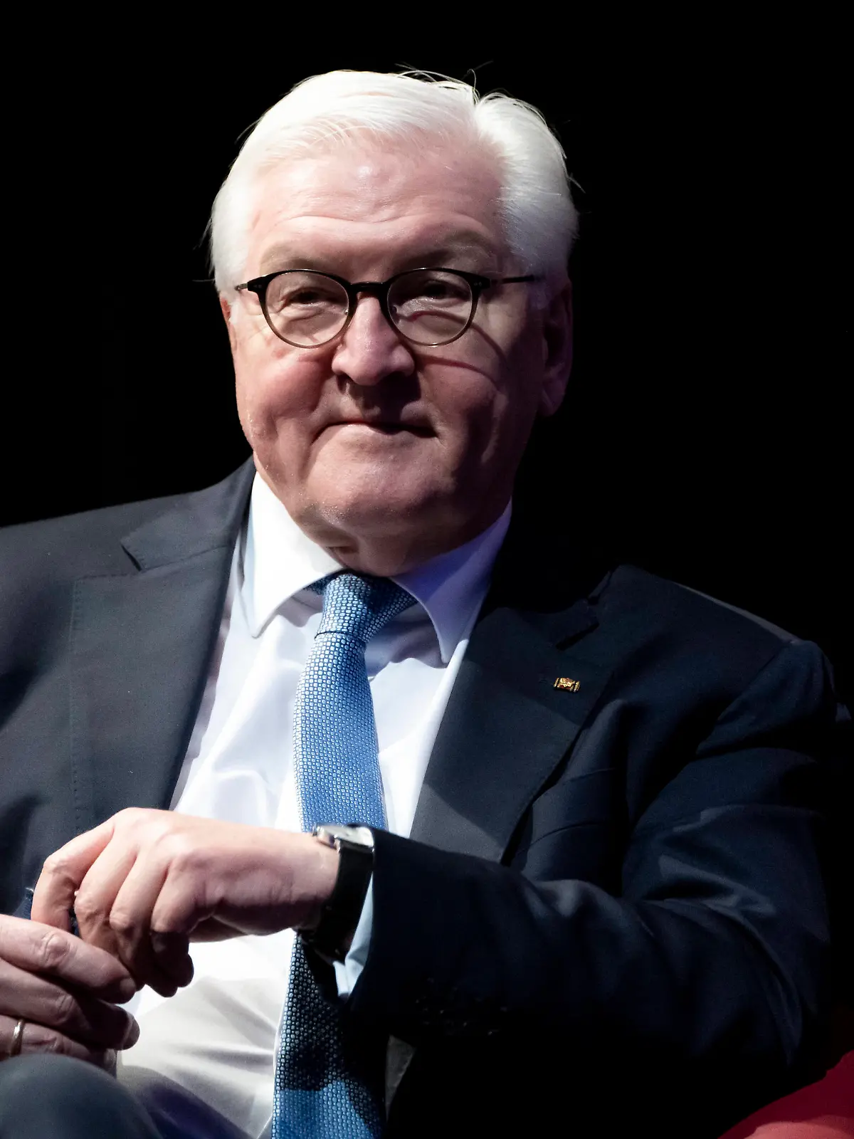  Bundespräsident Frank-Walter Steinmeier startet zu Beginn seiner zweiten Amtszeit in Altenburg, Thüringen, eine Reihe von Reisen unter dem Motto Ortszeit Deutschland Reise mit Zeit in Deutschlands Regionen, Tag 2 seiner Reise in Altenburg - Besuch einer Umbesetzungsprobe sowie Gespräch mit dem Intendanten sowie Schauspielerinnen und Schauspielern im Theaterzelt Altenburg Bundespräsident Frank-Walter Steinmeier startet zu Beginn seiner zweiten Amtszeit in Altenburg, Thüringen, eine Reihe von Reisen unter dem Motto Ortszeit Deutschland Reise mit Zeit in Deutschlands Regionen, Tag 2 seiner Reise in Altenburg - Besuch e, Altenburg Thüringen Deutschland Altenburg *** Federal President Frank Walter Steinmeier starts at the begin