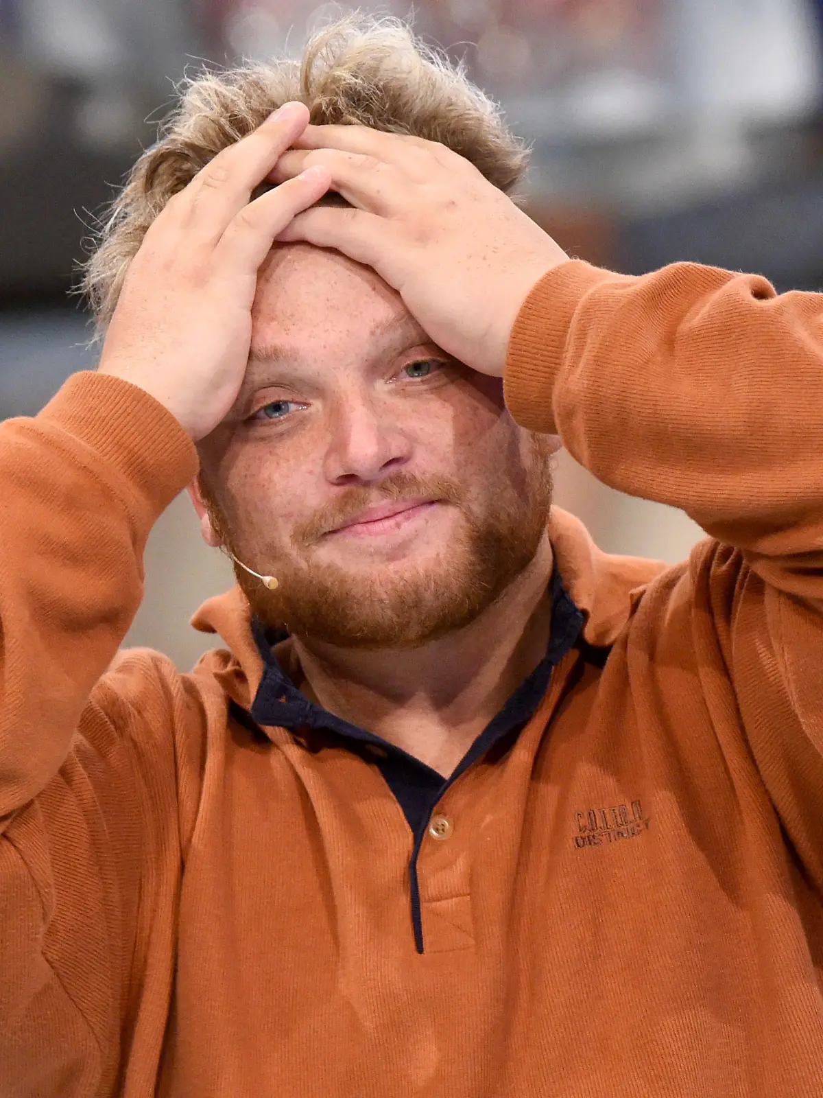 Der Sänger Menowin Fröhlich gestikuliert am 28.08.2015 in Köln (Nordrhein-Westfalen) beim Finale der Sat.1 Show "Promi Big Brother". Foto: Henning Kaiser/dpa