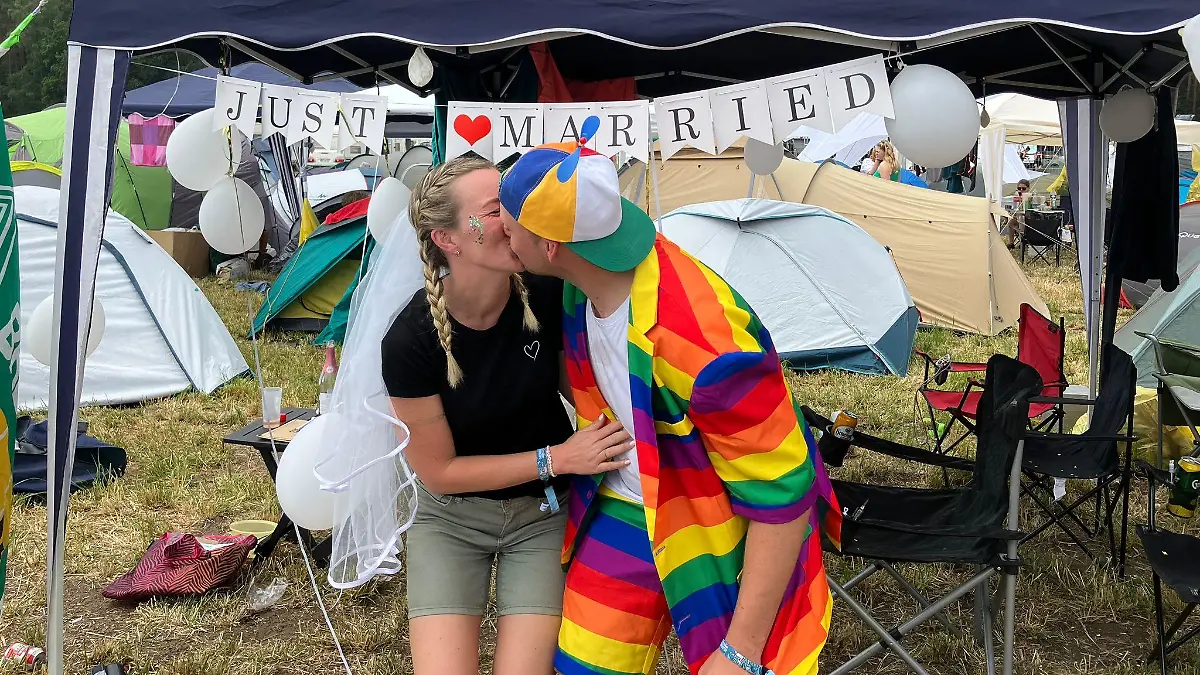 Lisa und Sören geben sich auf dem Hurricane-Campingplatz das Ja-Wort.