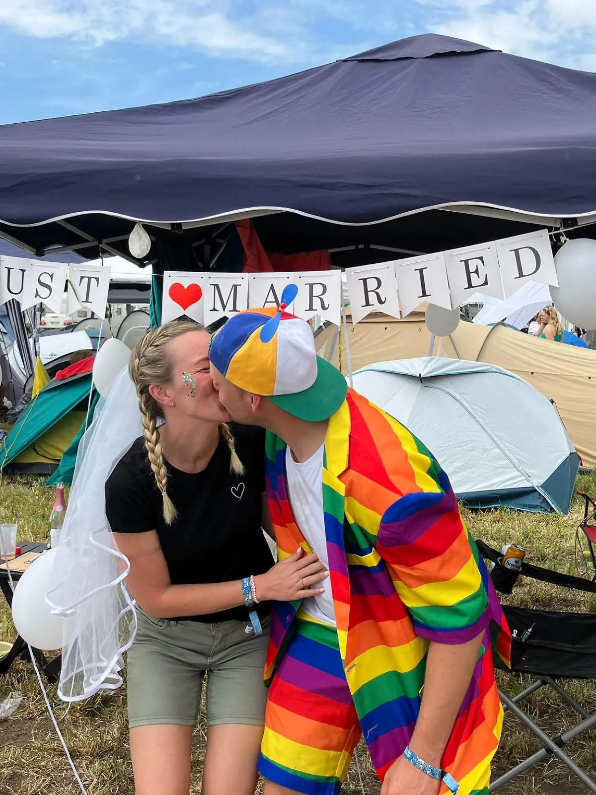 Lisa und Sören geben sich auf dem Hurricane-Campingplatz das Ja-Wort.