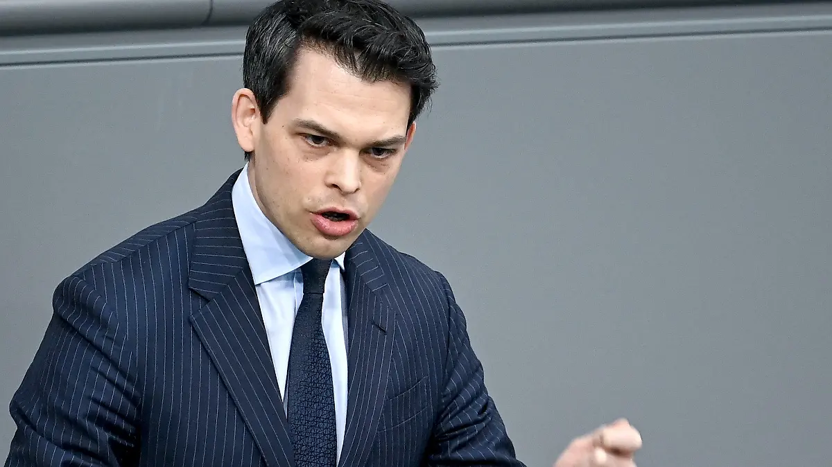 ARCHIV - 18.02.2022, Berlin: Christoph Ploß (CDU) spricht bei der 18. Sitzung des Bundestags zu den Abgeordneten. (Zu dpa «CDU-Chef Ploß: Niederlage Schwesigs ist Sieg für die Meinungsfreiheit») Foto: Britta Pedersen/dpa-Zentralbild/dpa +++ dpa-Bildfunk +++