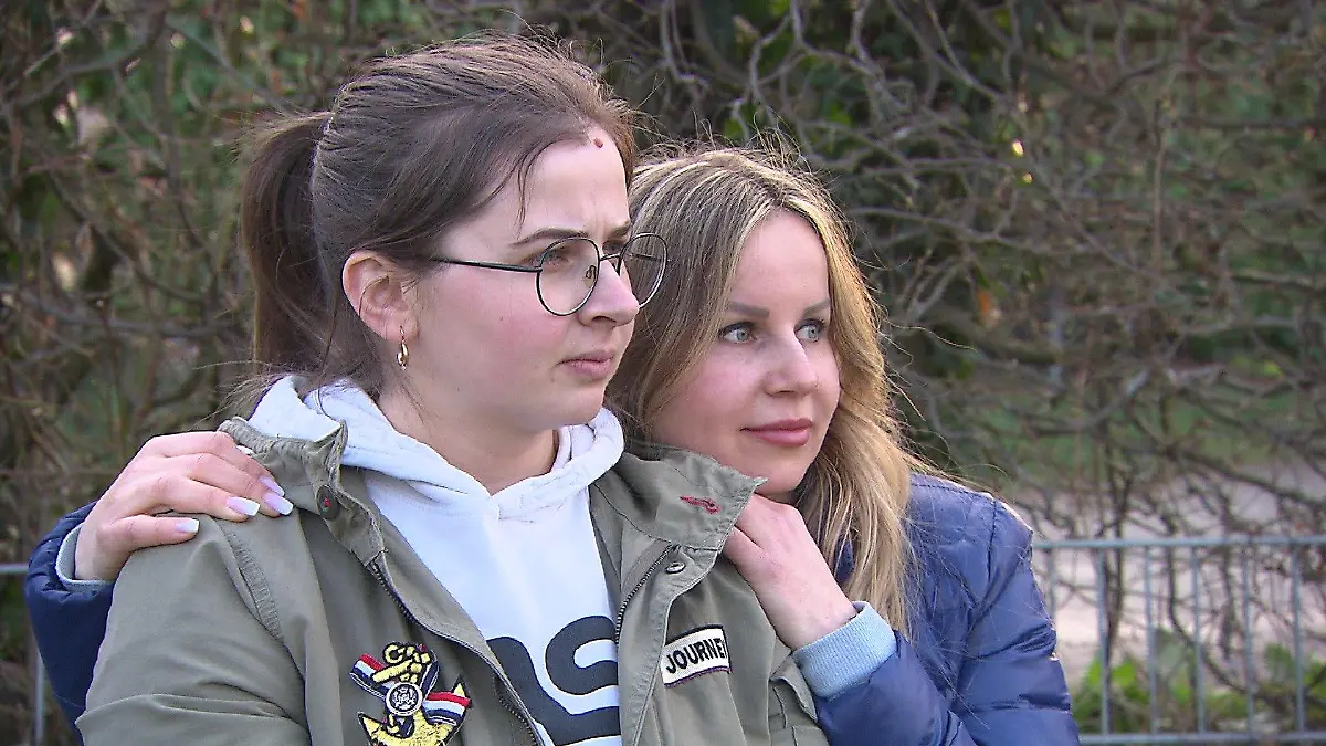 Mama Anja und Tante Oskana sind sehr froh. dass Dennis so schnell Anschluss in der Offenbacher Fußballmannschaft gefunden hat.
