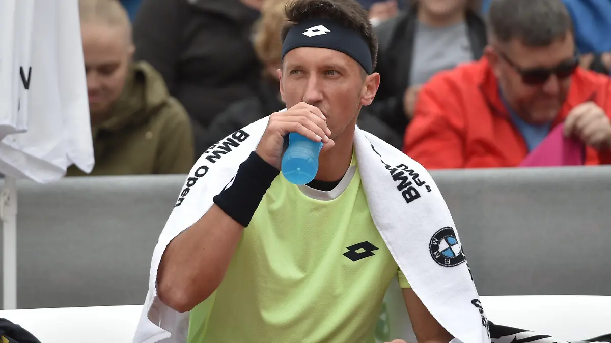 ARCHIV - 01.05.2017, München: Tennis: ATP-Tour - München, Einzel, Herren, 1. Runde. Der ukrainische Spieler Sergej Stachowski spielt gegen den Deutschen Haas. Stachowski hat sich in der Ukraine freiwillig bei den Reservisten gemeldet. (zu dpa ««Bleibe, so lange ich kann»: Ukrainische Sportler im Krieg») Foto: Angelika Warmuth/dpa +++ dpa-Bildfunk +++
