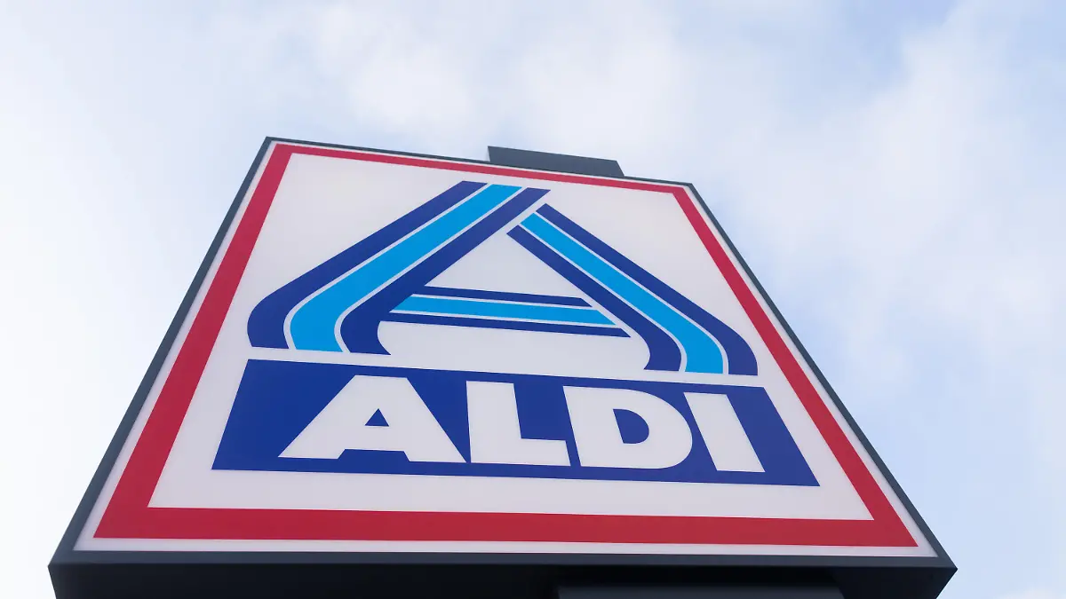 ARCHIV - 09.12.2020, Nordrhein-Westfalen, Essen: Blick auf ein Firmen-Logo am «neuen ältesten Aldi Markt». Mit der Erfindung des Discounters hat Aldi-Gründer Theo Albrecht den Lebensmittelhandel revolutioniert. (zu dpa «Theo Albrecht - Mit Billigpreisen zum Milliardär») Foto: Rolf Vennenbernd/dpa +++ dpa-Bildfunk +++