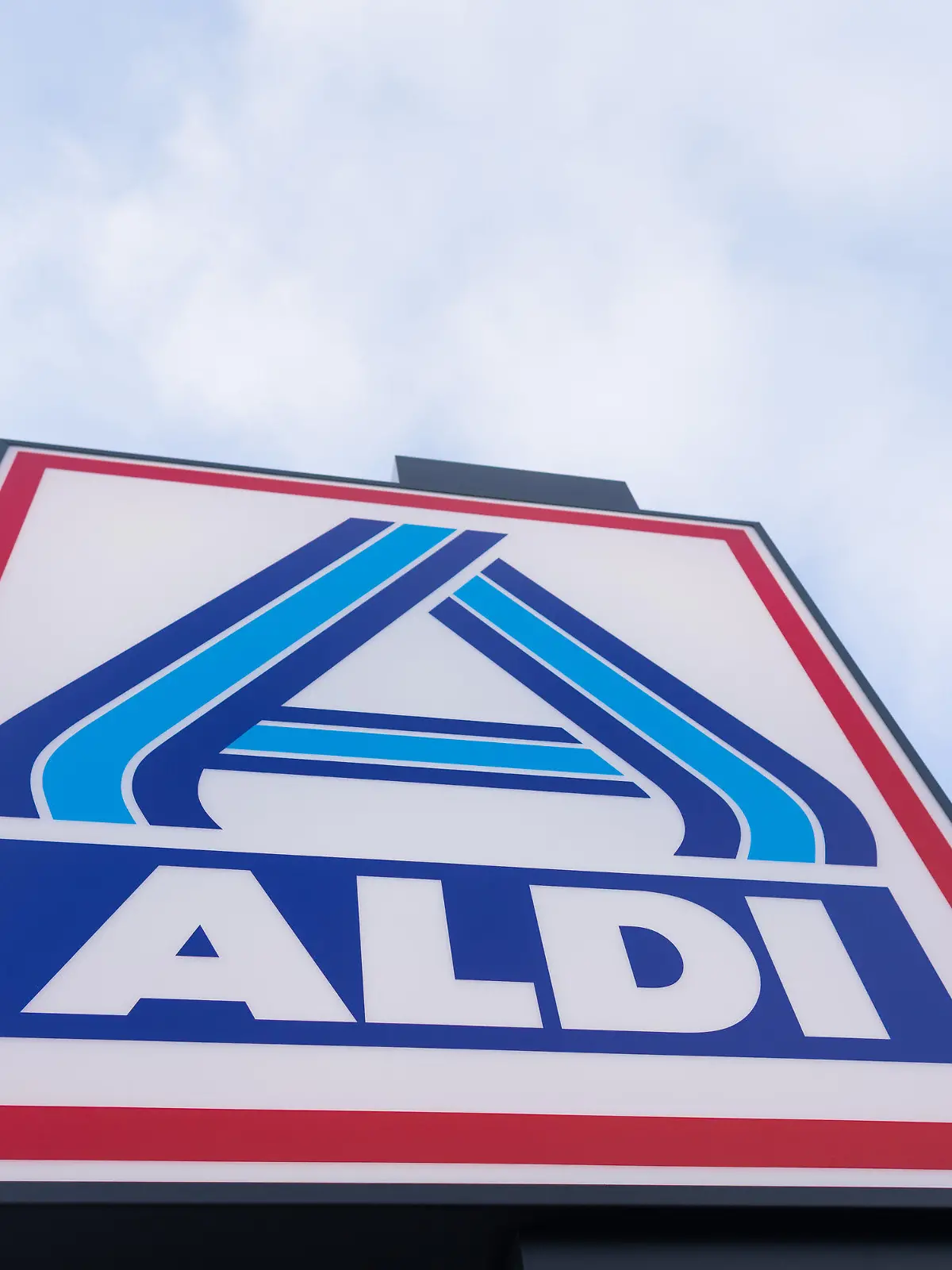 ARCHIV - 09.12.2020, Nordrhein-Westfalen, Essen: Blick auf ein Firmen-Logo am «neuen ältesten Aldi Markt». Mit der Erfindung des Discounters hat Aldi-Gründer Theo Albrecht den Lebensmittelhandel revolutioniert. (zu dpa «Theo Albrecht - Mit Billigpreisen zum Milliardär») Foto: Rolf Vennenbernd/dpa +++ dpa-Bildfunk +++