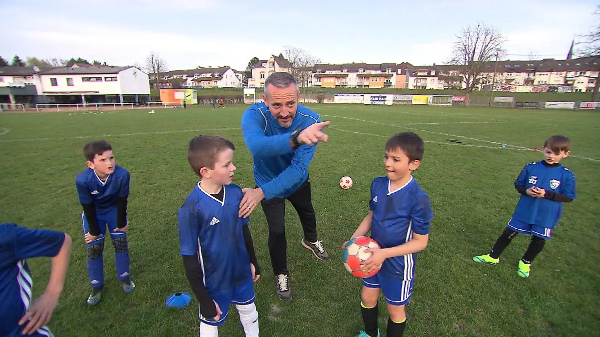 Der Trainer Armin Kuster vom HFC Bürgel hat Denis schnell in die Mannschaft integriert.