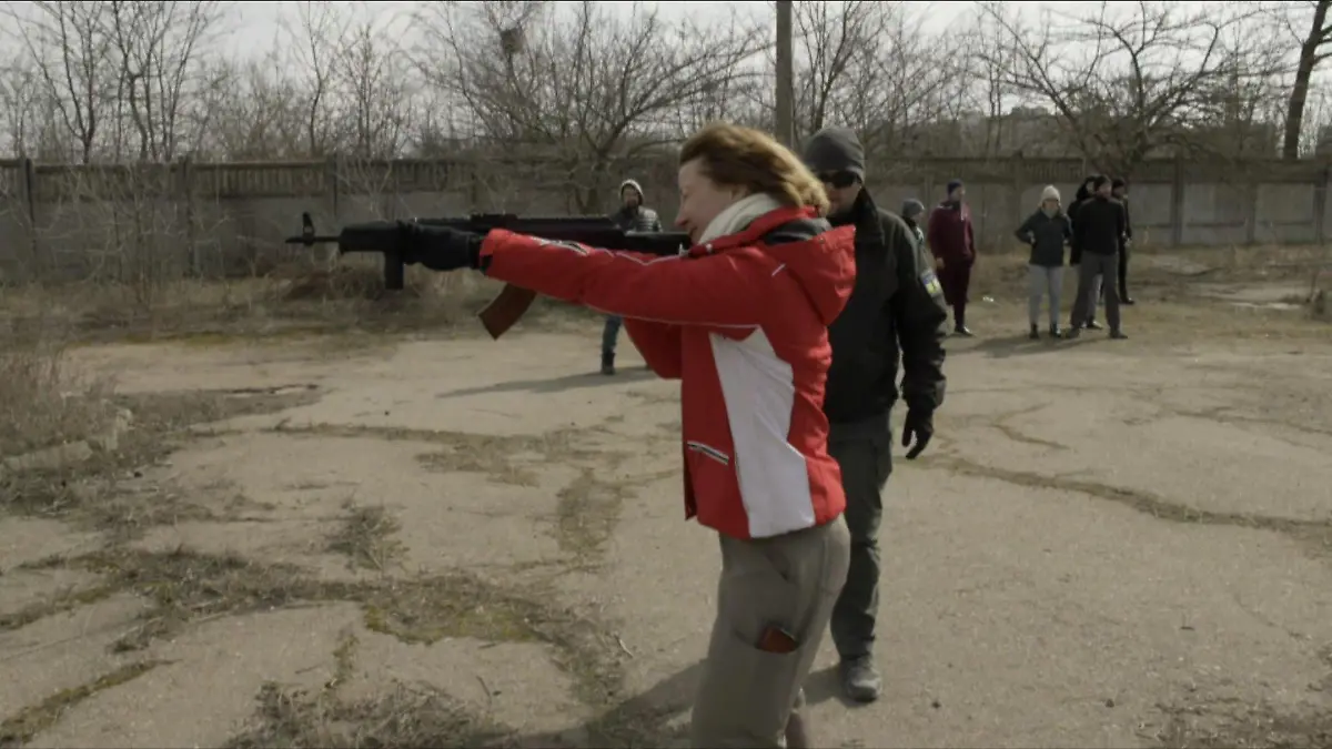 Anwältin Olga übt sich am Gewehr