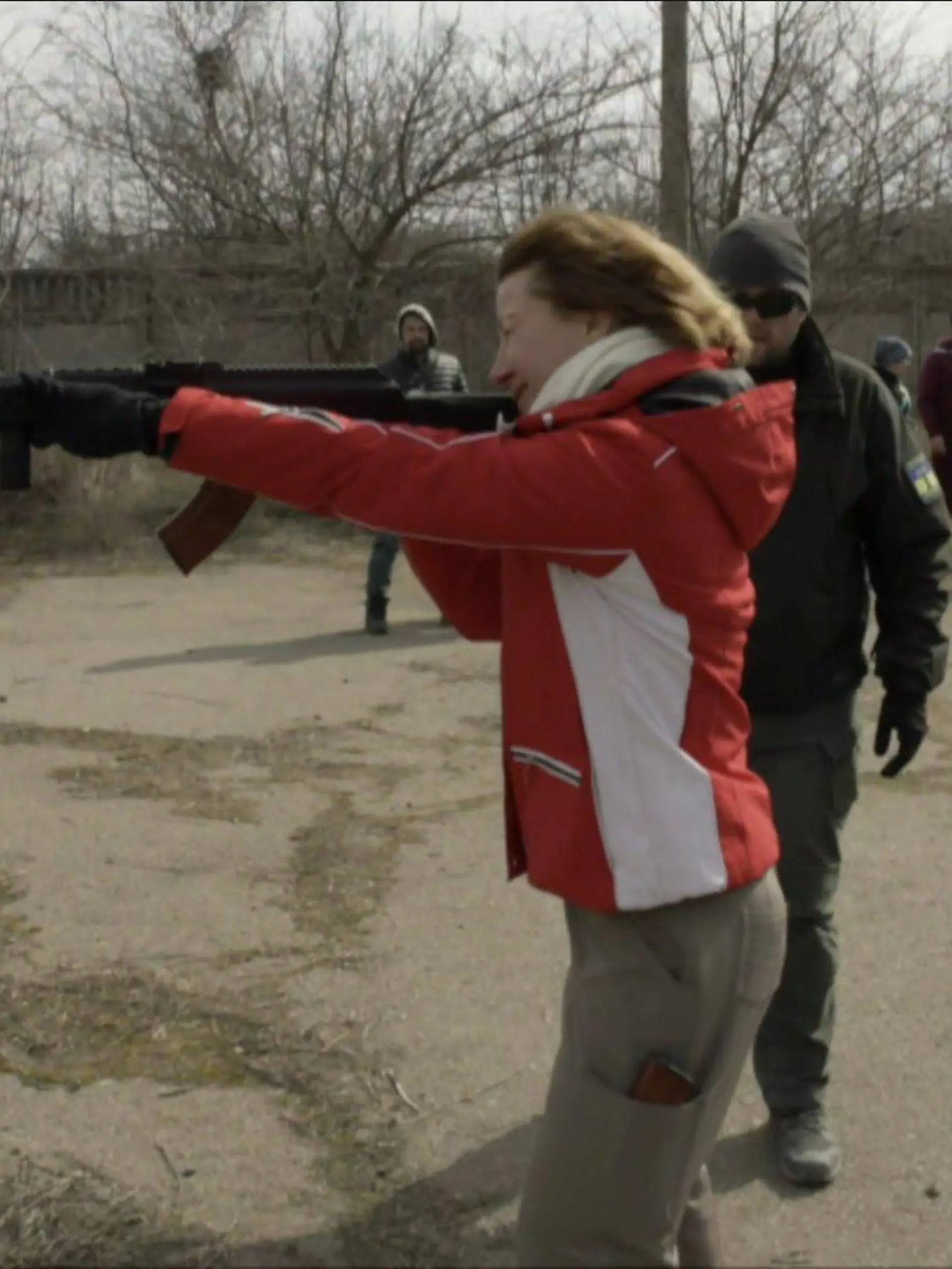 Anwältin Olga übt sich am Gewehr