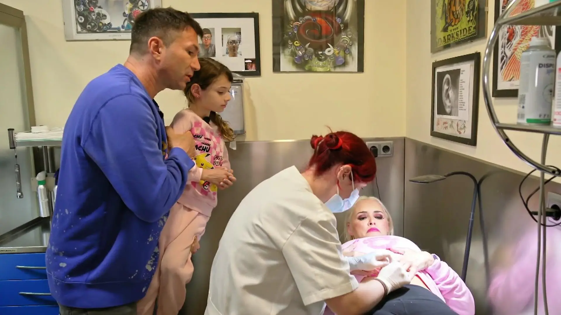 Ehemann Lucas Cordalis und Töchterchen Sophia lassen Daniela Katzenberger beim Piercen nicht aus den Augen.