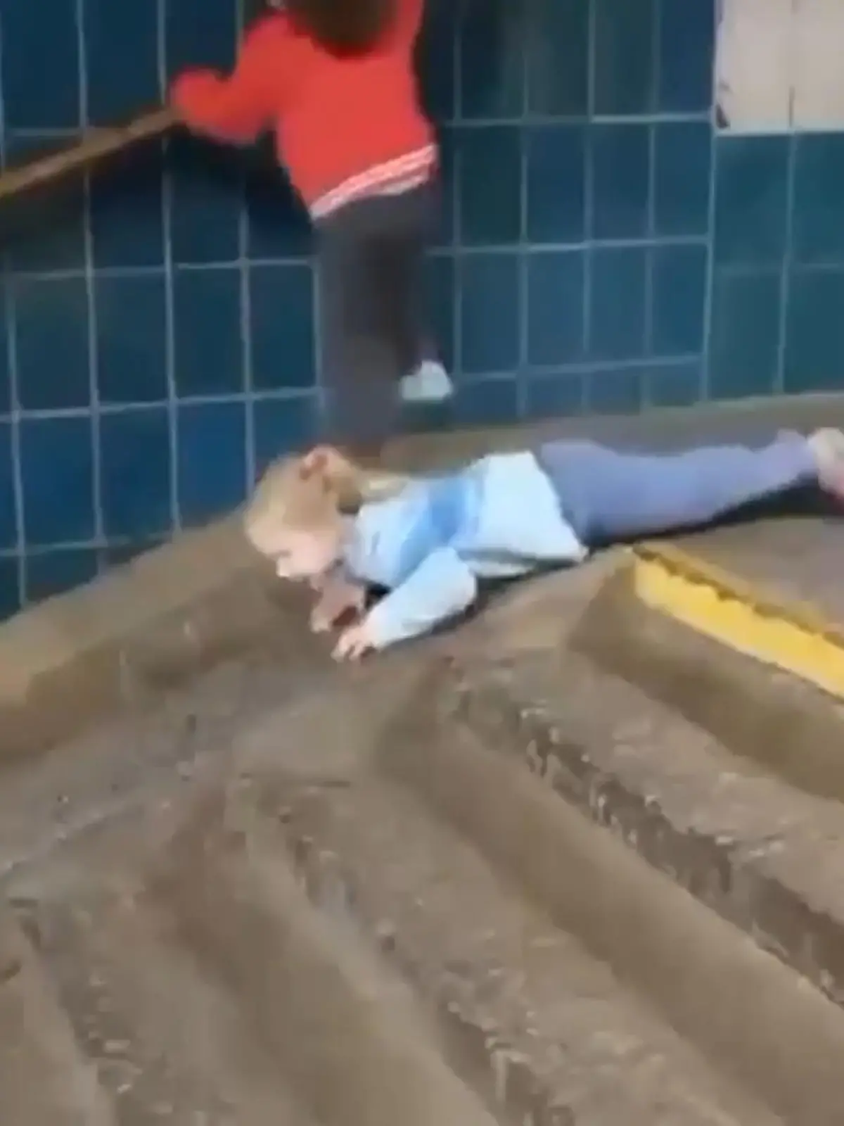 Zehntausende verstecken sich in den Bahnhöfen der Kiewer U-Bahn vor den Angriffen der russischen Armee. Unter ihnen auch viele Kinder. Dieses Video zeigt, wie einige der Kleinen die Station zum Spielplatz machen – und mit ihrem Lachen nicht nur ihren Eltern etwas Hoffnung geben.