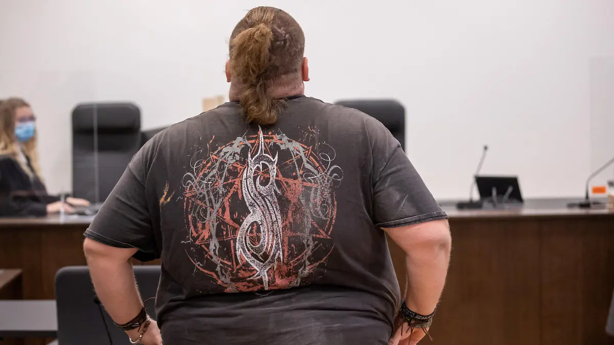 ARCHIV - 21.10.2021, Bayern, Nürnberg: Der wegen Körperverletzung angeklagte Youtuber "Drachenlord" steht bei Prozessbeginn im Sitzungssaal des Strafjustizzentrums des Landgerichts Nürnberg-Fürth. Dem «Drachenlord» folgen Tausende Menschen auf Youtube - viele davon, weil sie ihn verachten. Längst ist der Streit aus dem Netz in der realen Welt eskaliert.(zu dpa "Youtuber «Drachenlord» steht erneut vor Gericht") Foto: Daniel Karmann/dpa +++ dpa-Bildfunk +++