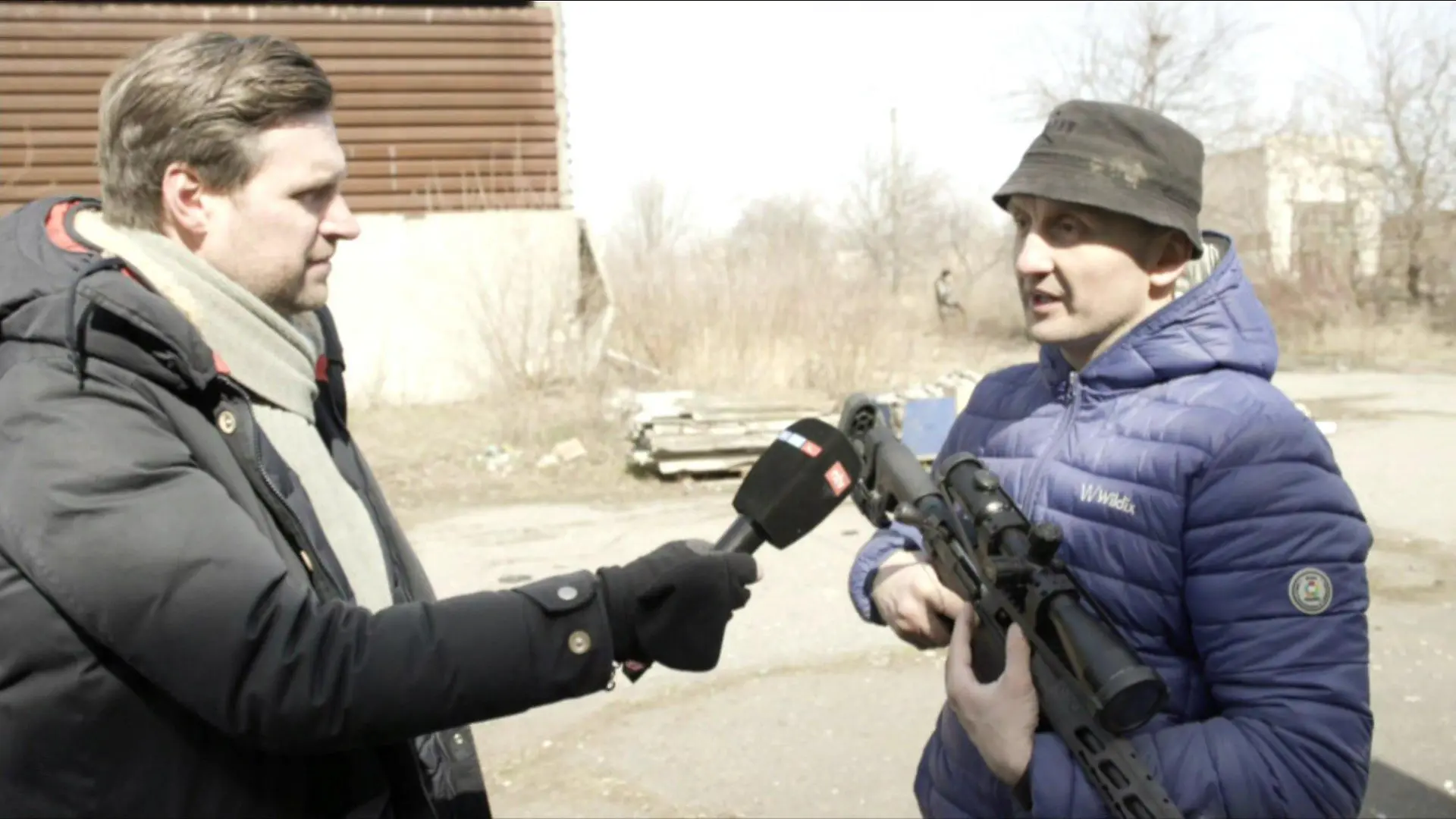 Stanislaw hat sich extra ein Scharfschützengewehr gekauft.