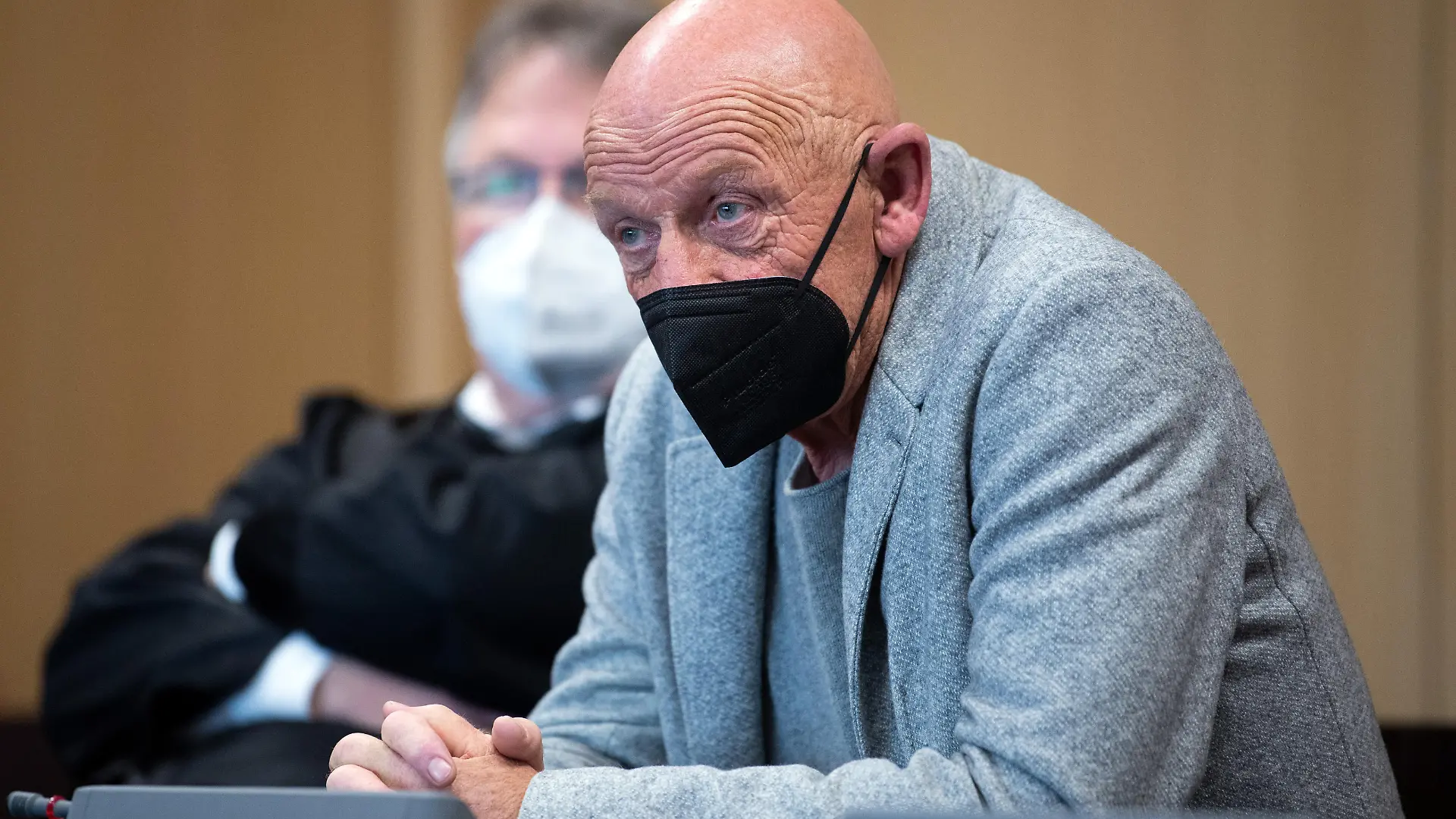 Joe Bausch (r), Schauspieler und Arzt, wartet mit seinem Anwalt Peter Wehn auf den Beginn der Verhandlung. Bausch soll wegen eines Behördenfehlers mehrere Jahre lang kostenfrei in einer Dienstwohnung gelebt haben. Nach Ansicht der Staatsanwaltschaft hätte er das Landesamt auf den Fehler hinweisen müssen.