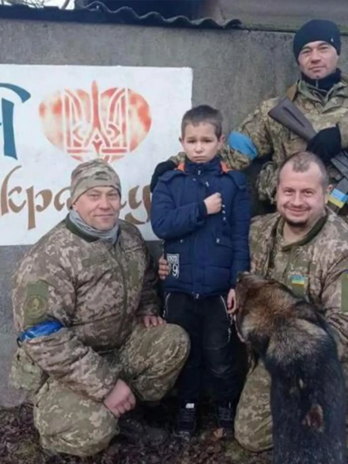 Der elfjährige Maksim bei den ukrainischen Soldaten Der elfjährige Maksim.