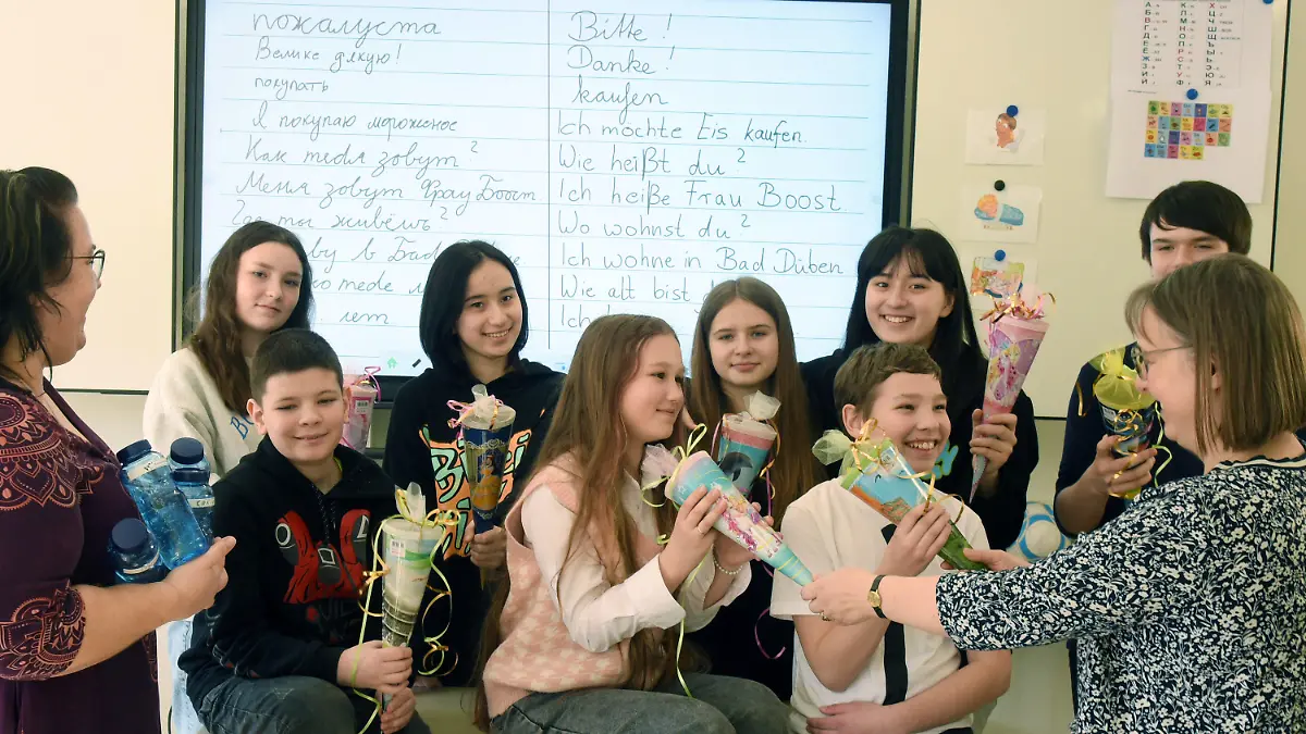 16.03.2022, Sachsen, Bad Düben: In der Oberschule in Bad Düben bekommen die Kinder aus der Ukraine zur Begrüßung kleine Zuckertüten mit Süßigkeiten. In der Schule wurde für die ukrainischen Flüchtlinge eine extra Klasse eingerichtet, damit die Kinder Deutsch lernen können. (zu dpa "Flucht aus der Ukraine - «Wir wussten nicht, wohin wir gingen» Foto: Waltraud Grubitzsch/dpa-Zentralbild +++ dpa-Bildfunk +++